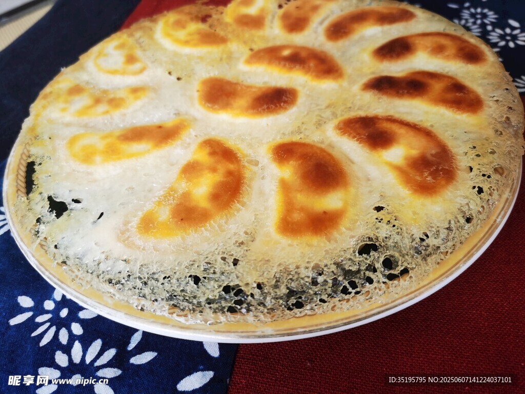 美味煎餃擺盤中
