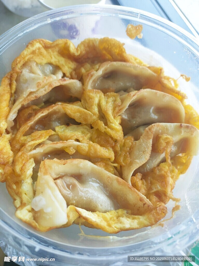 透明盒中美味煎餃