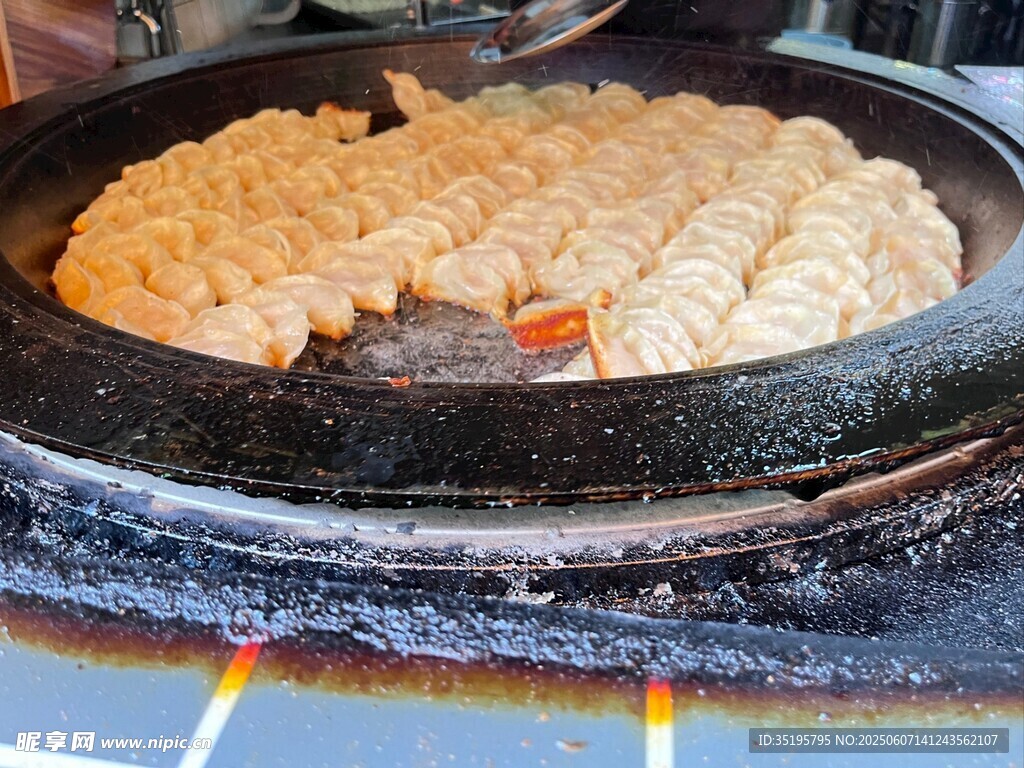 鍋中煎制的美味肉餅