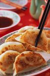 美味煎餃擺盤中