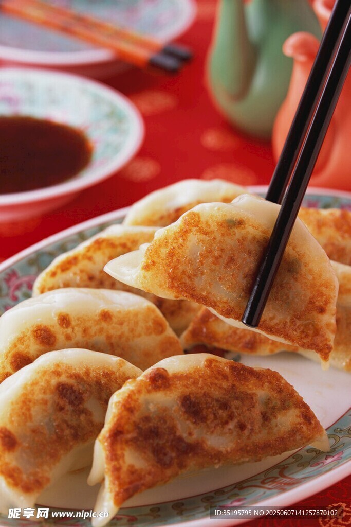 美味煎餃擺盤中