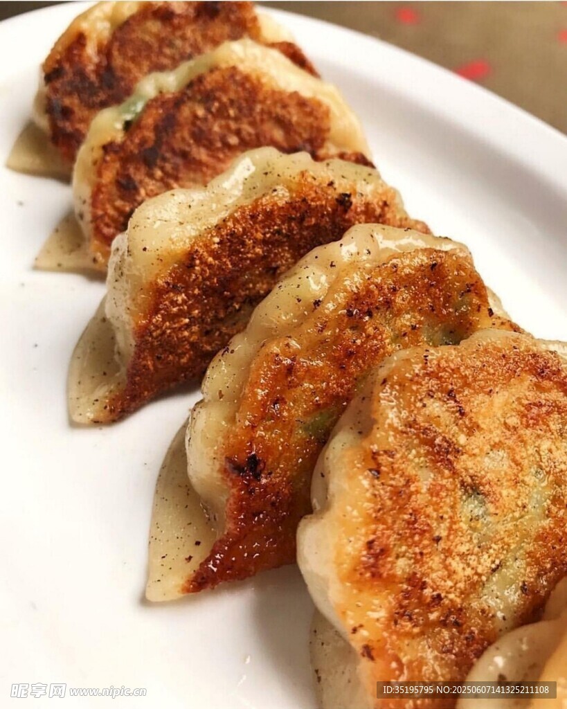 香酥煎餃擺盤中