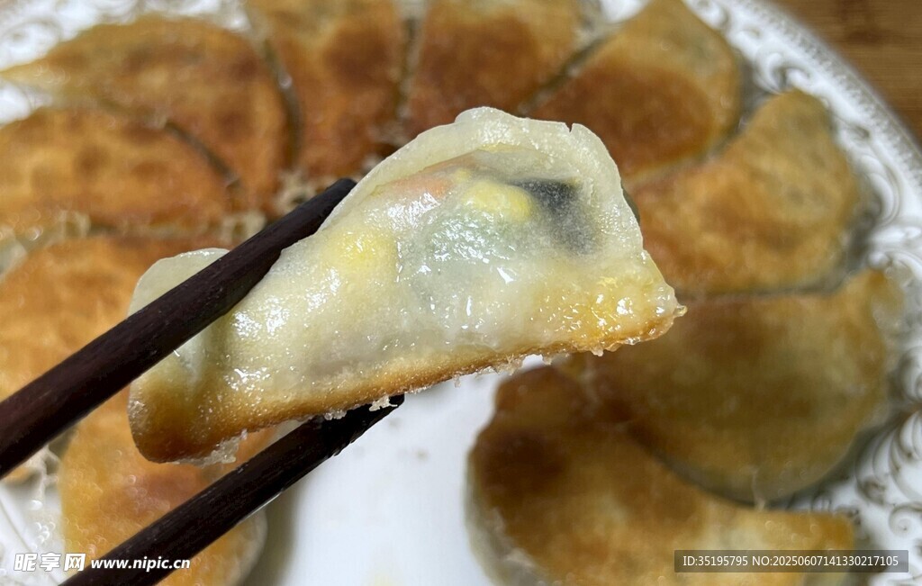 筷子夾起的美味餃子