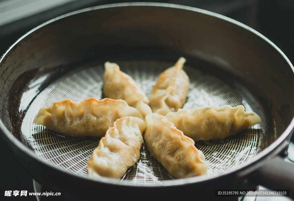 鍋中煎制的美味餃子