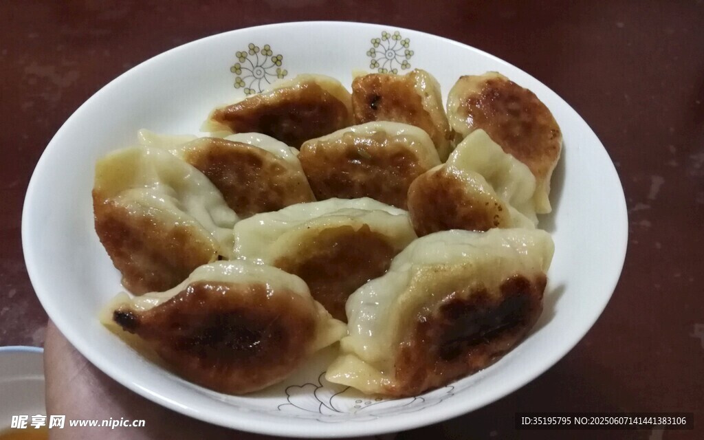 美味煎餃擺盤中