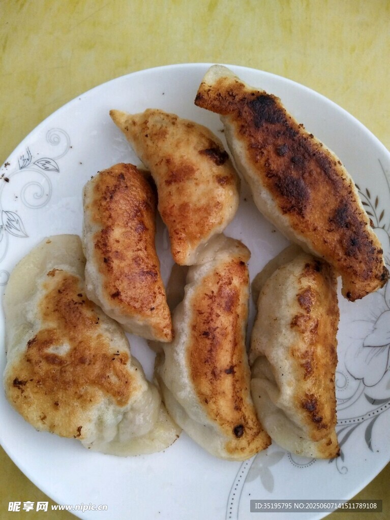 美味煎餃擺放在盤中