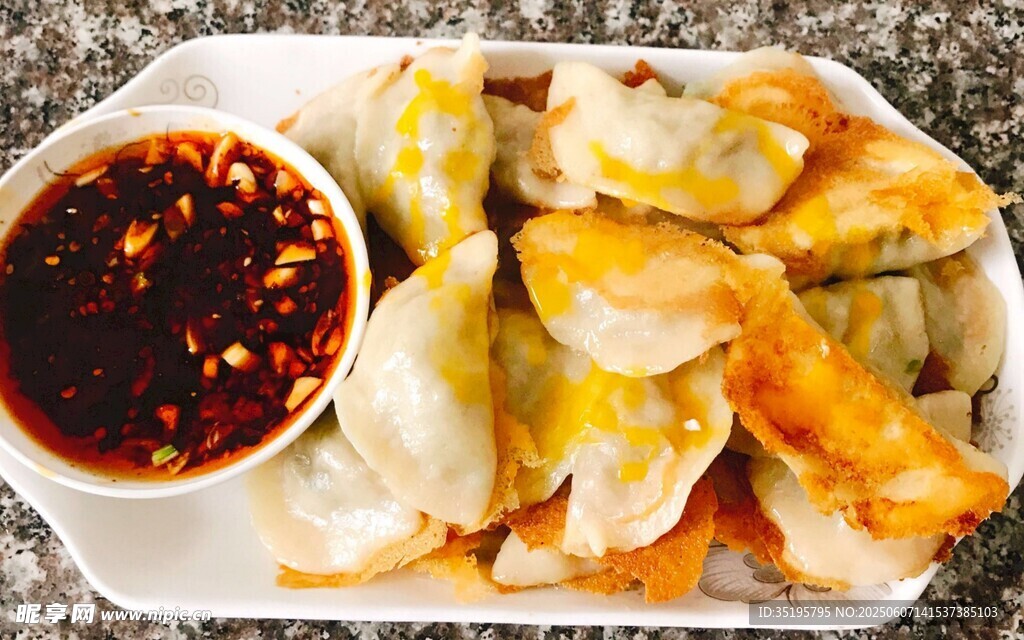 美味煎餃配蘸料