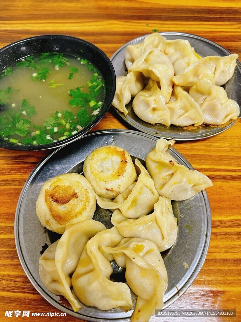美味餛飩配鮮湯