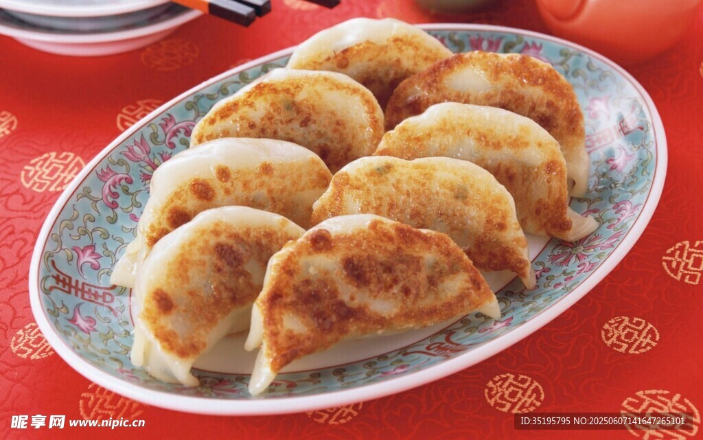 美味煎餃擺放在喜慶盤中