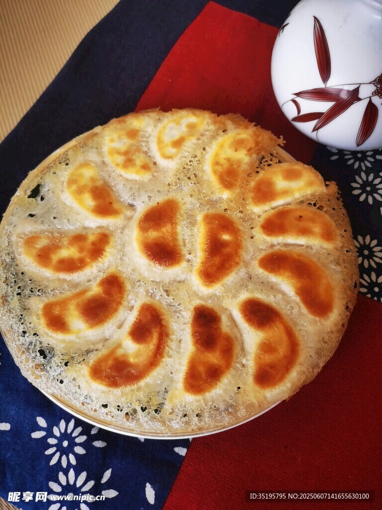 美味煎餃擺盤中