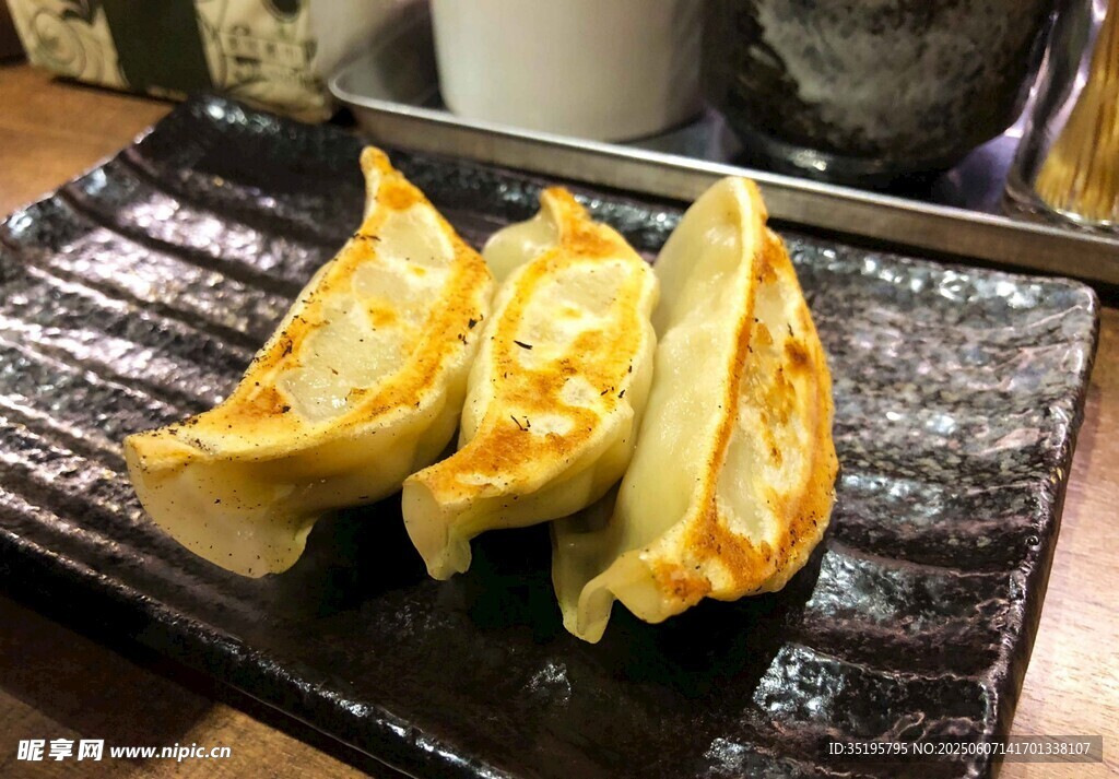 美味煎餃擺放在黑色烤盤上