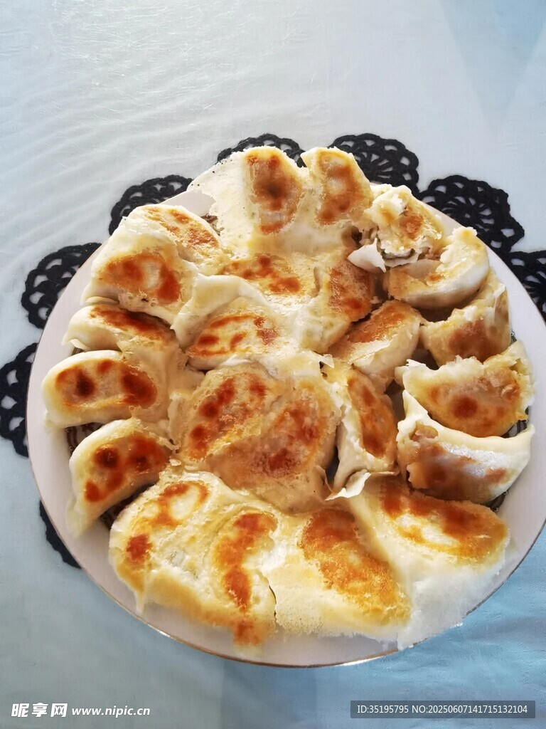 美味煎餃擺盤中