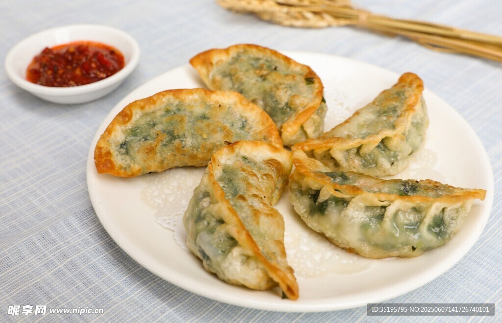 美味煎餃配蘸料