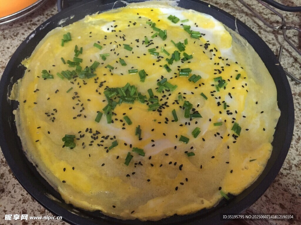 煎鍋中的美味蔥花雞蛋餅