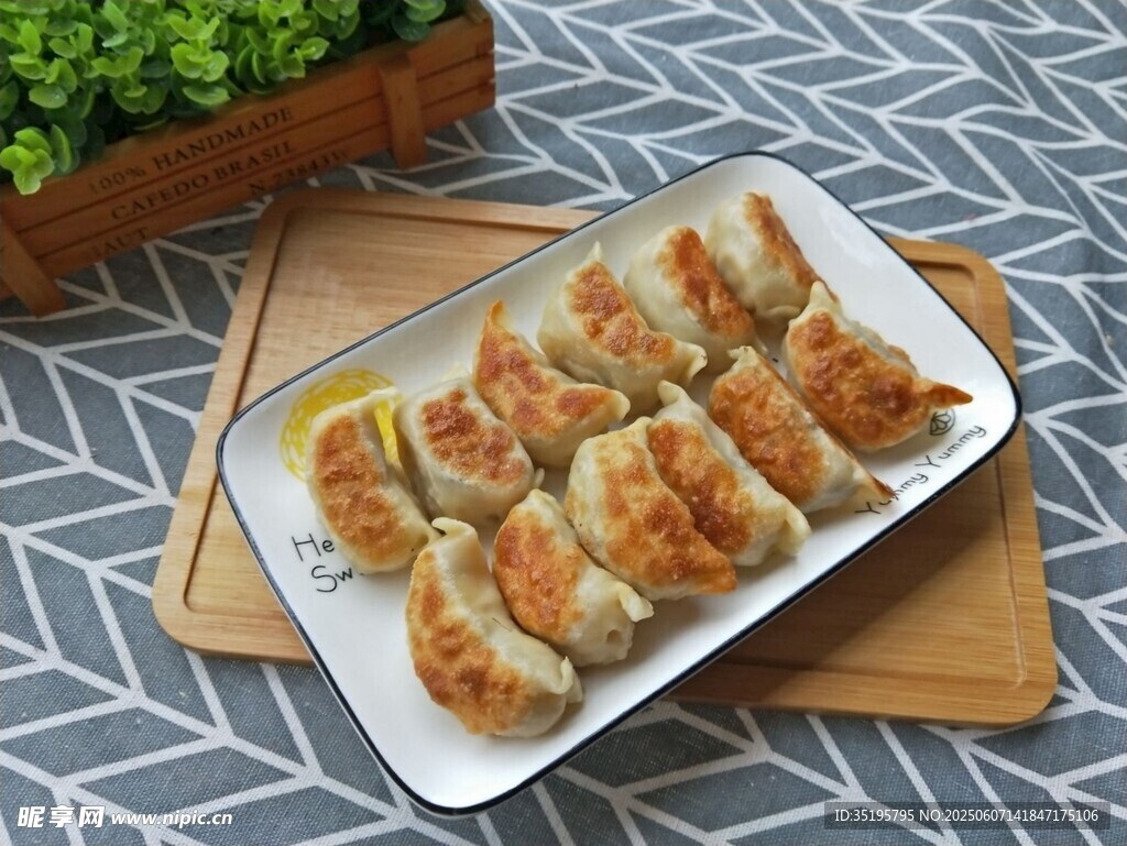 美味煎餃擺放在精致盤中