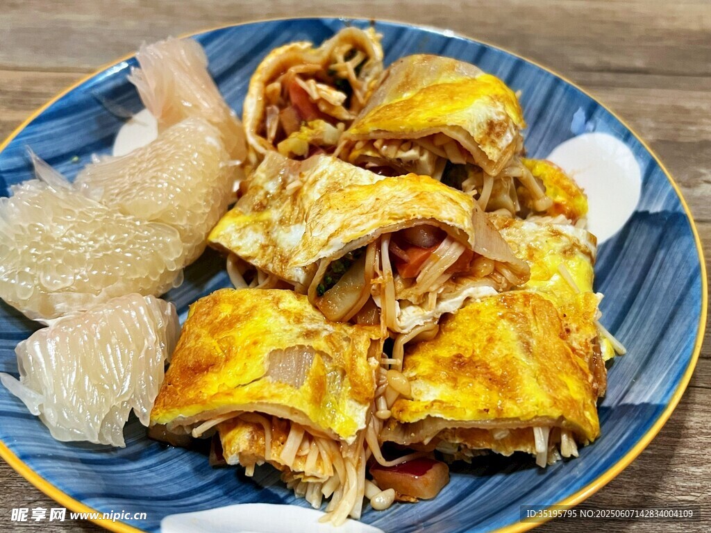 美味蛋包飯與配菜組合