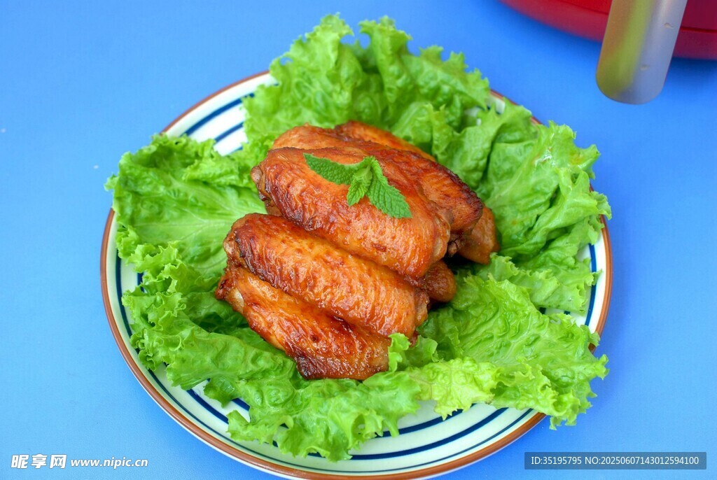 生菜上的美味烤腸
