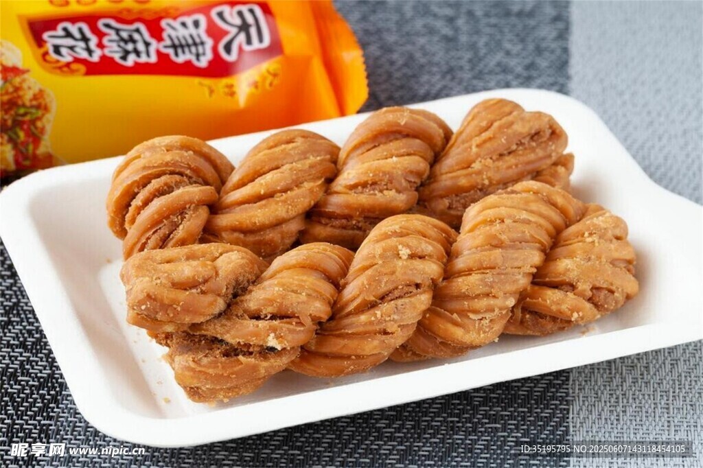 美味手工麻花擺于盤中