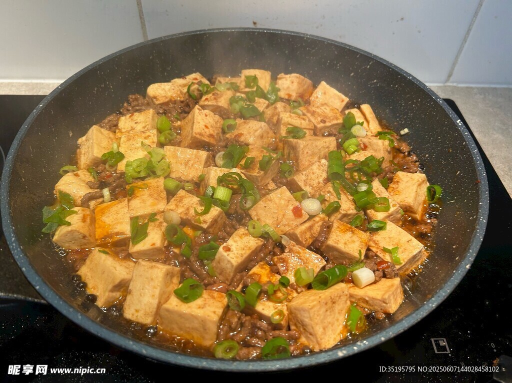 鍋中炒制的美味豆腐菜肴