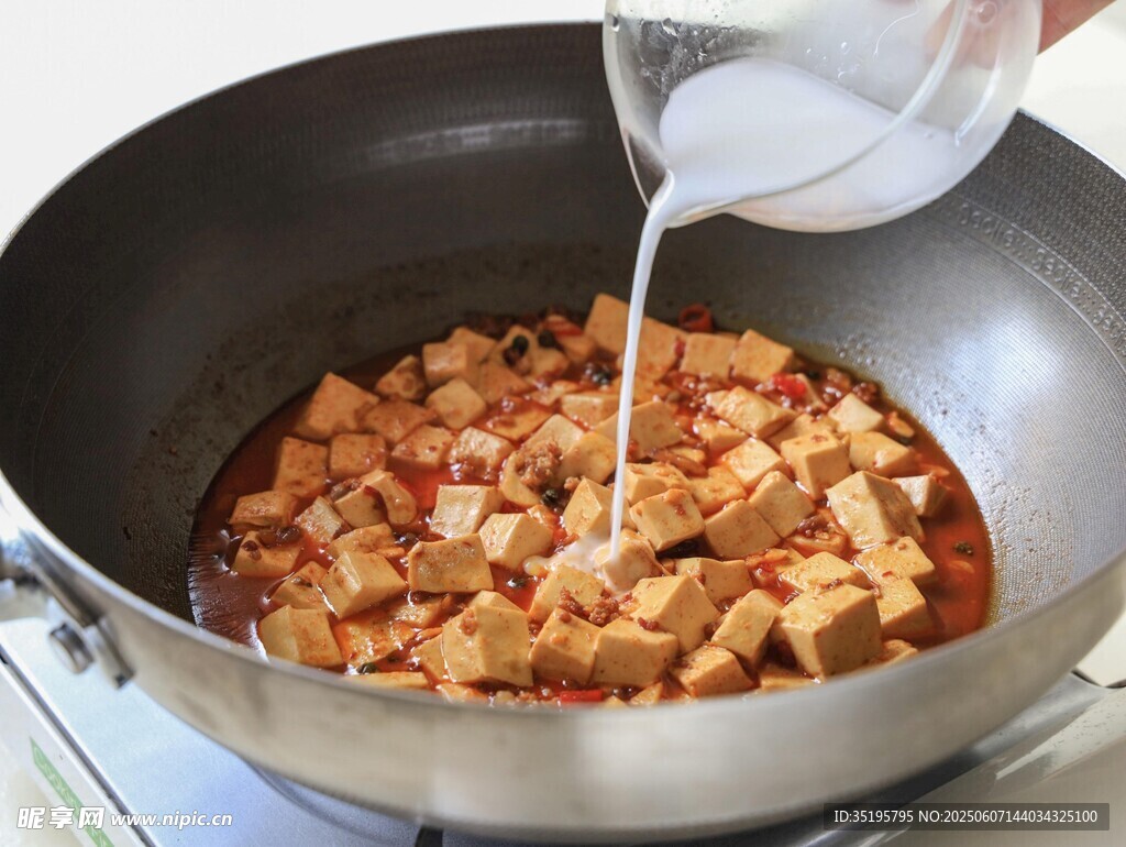 鍋中烹飪雞肉倒入液體