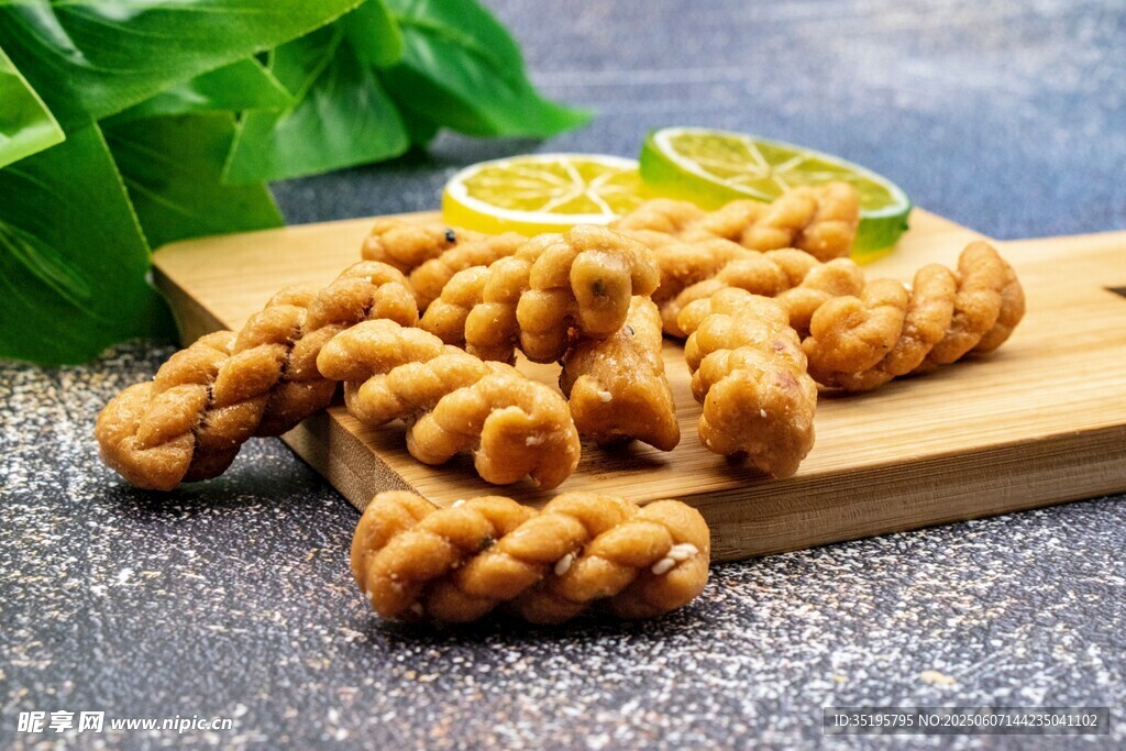 美味麻花擺于木盤上