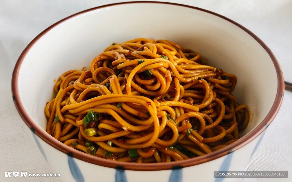 美味拌面誘人食欲