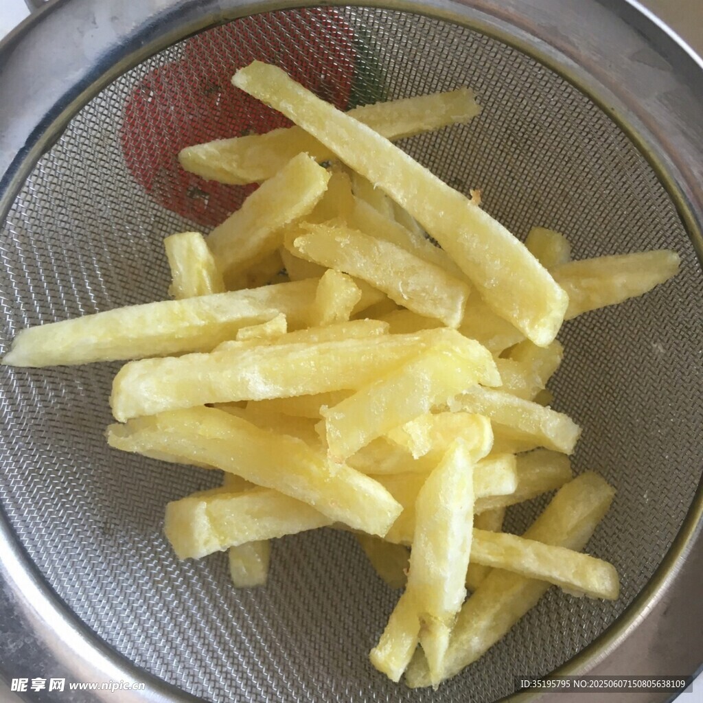 濾網(wǎng)上的金黃炸薯?xiàng)l
