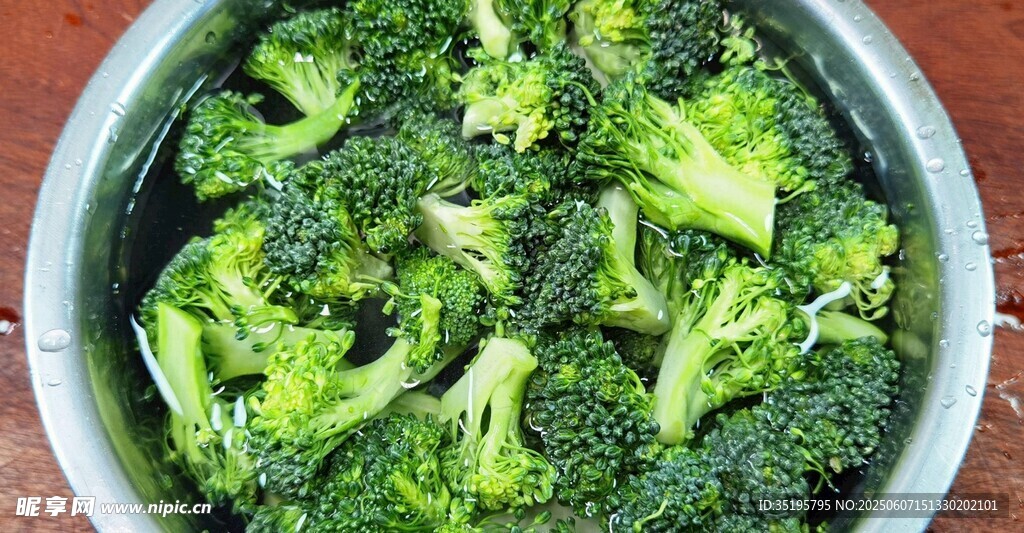 新鮮西蘭花滿滿一盆