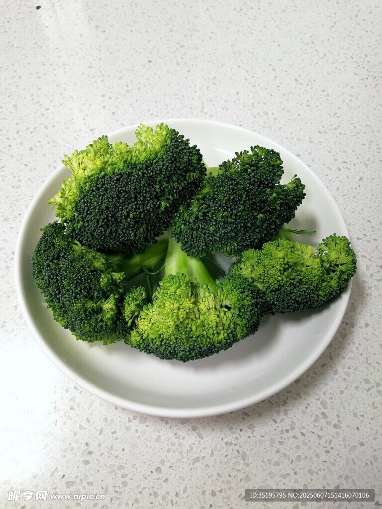 白盤上的新鮮西蘭花