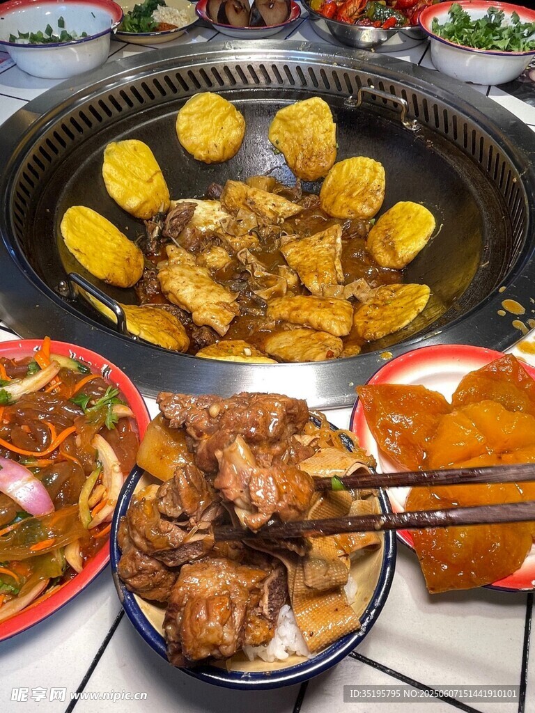 美味烤肉拼盤(pán)誘人呈現(xiàn)