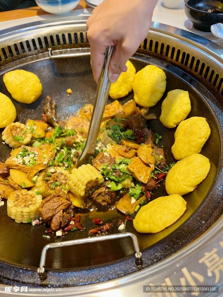 鐵鍋燉美食烹飪瞬間