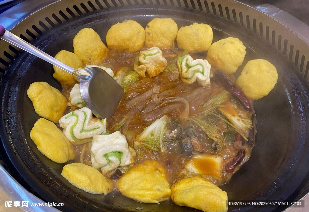 鍋中煮著多彩丸子