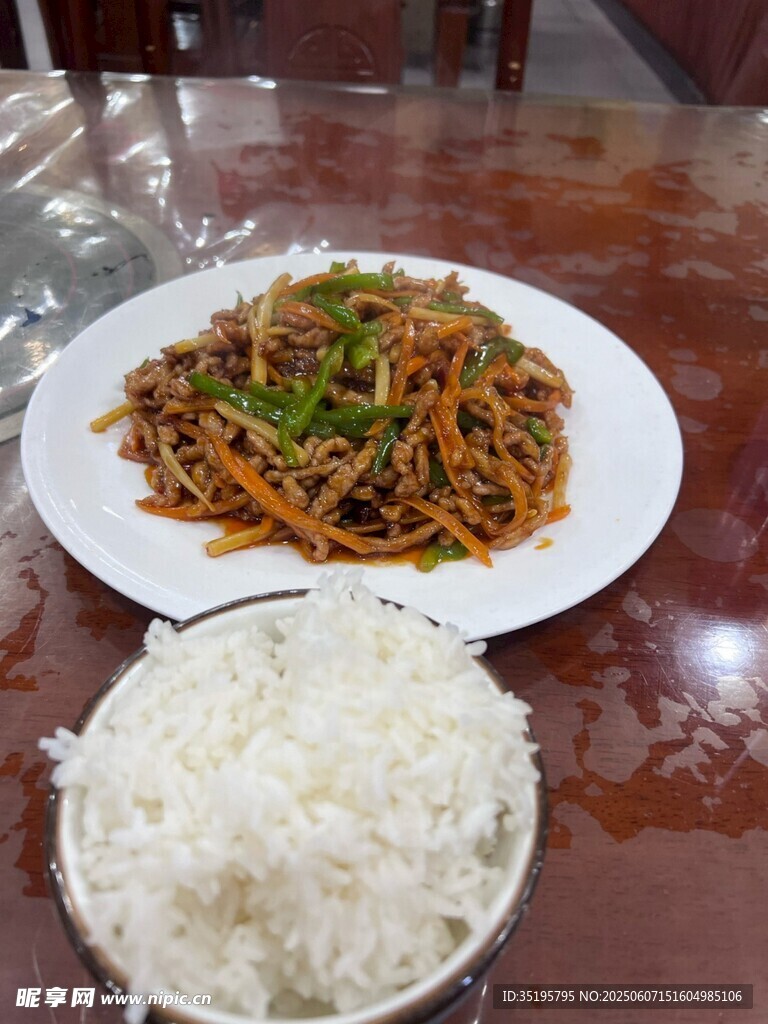 肉絲炒面配白米飯