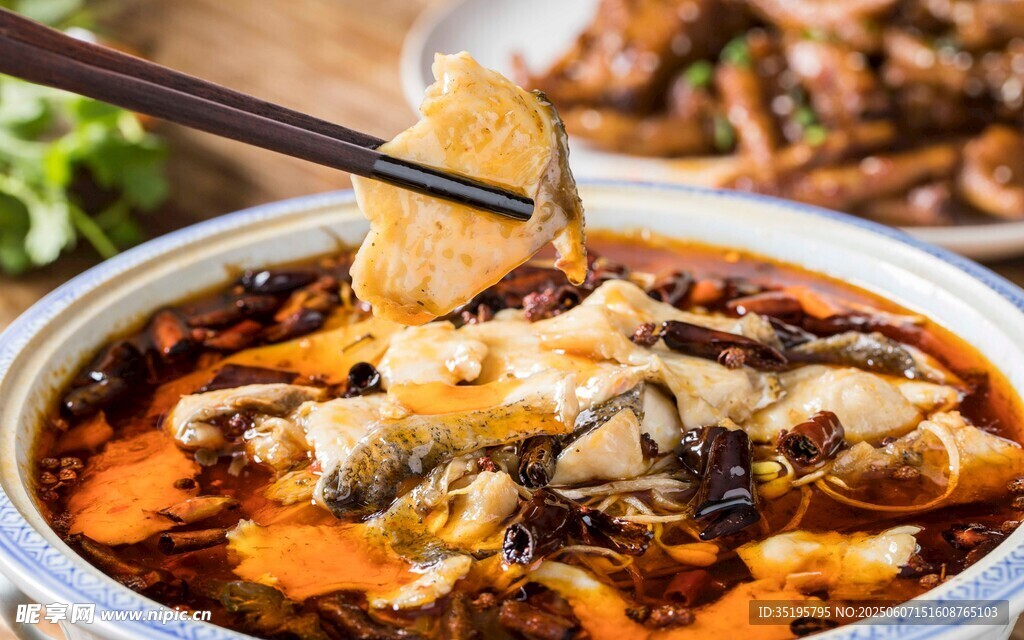 鮮香水煮魚筷子夾起瞬間