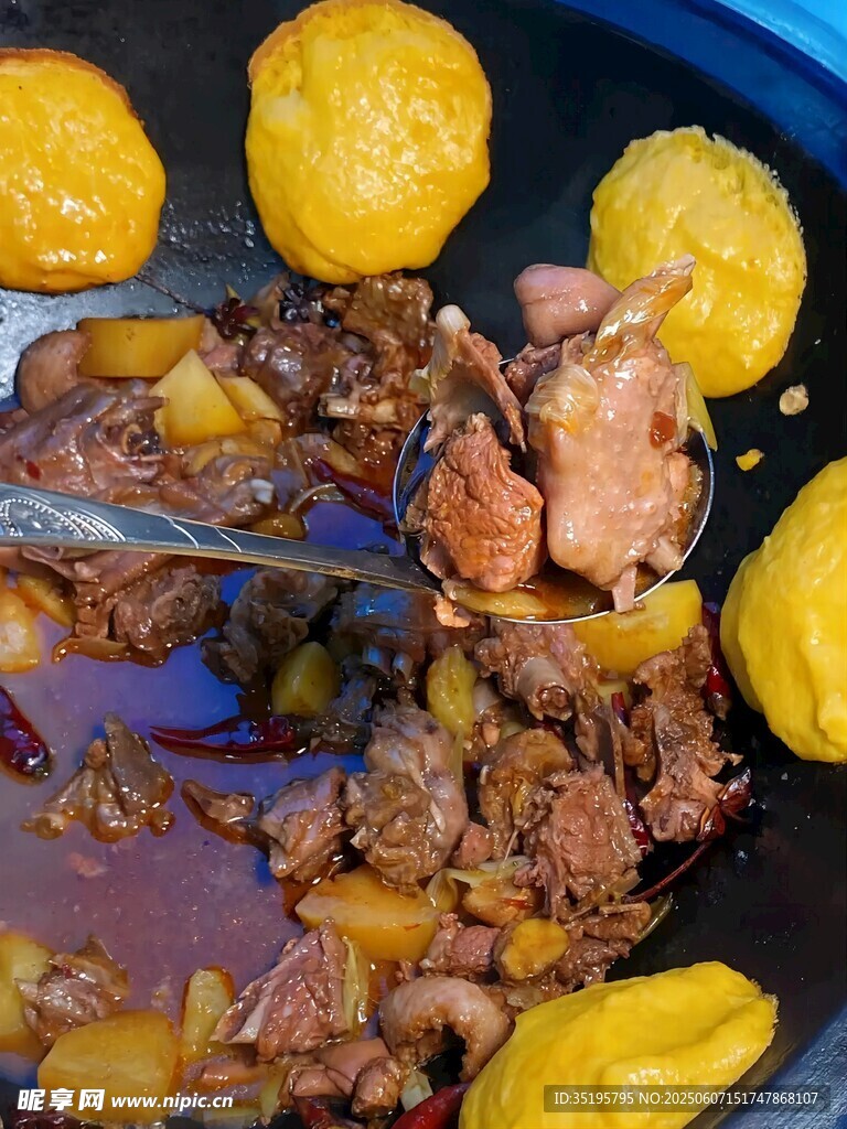 鐵鍋燉排骨貼餅子美食