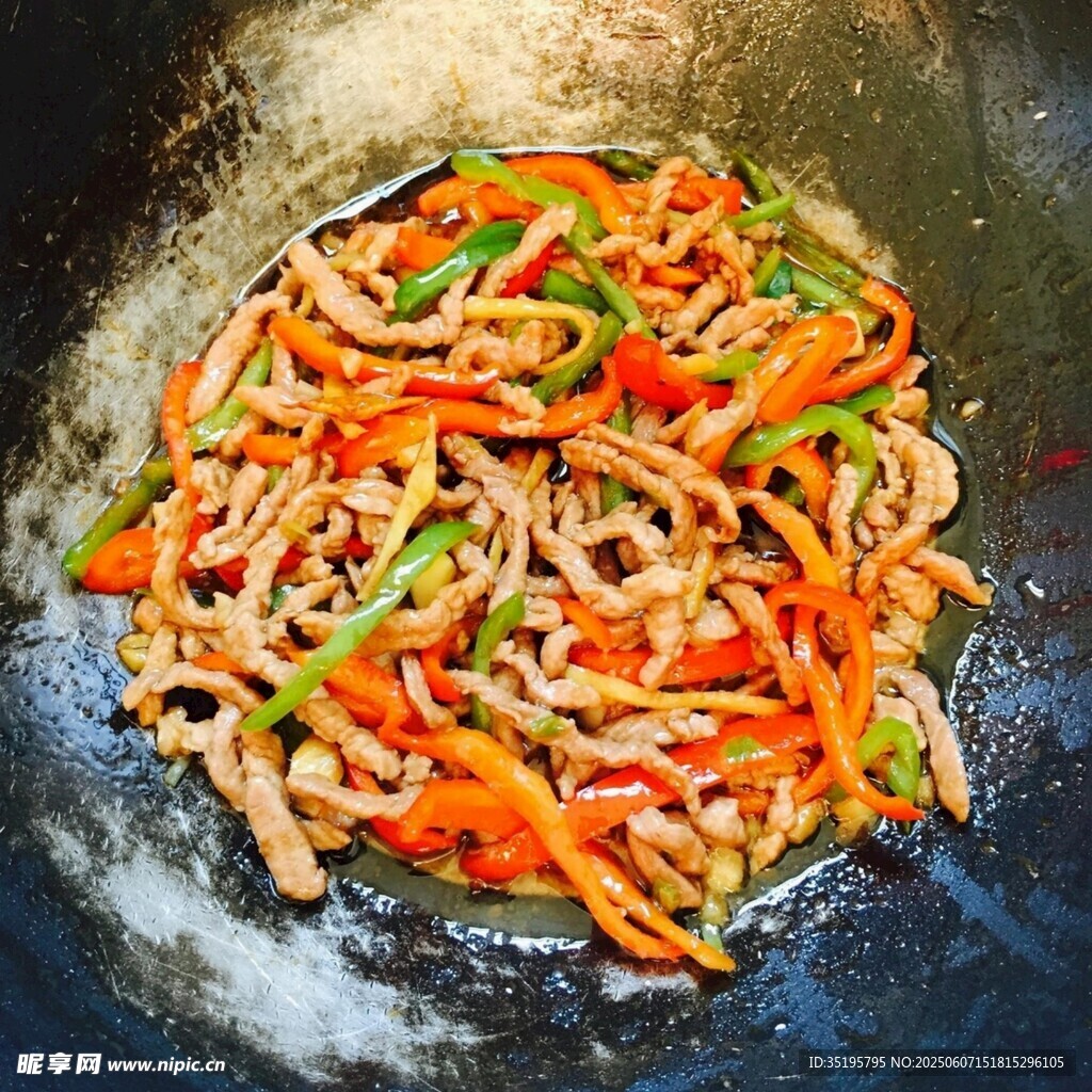 鍋中炒制的多彩肉絲