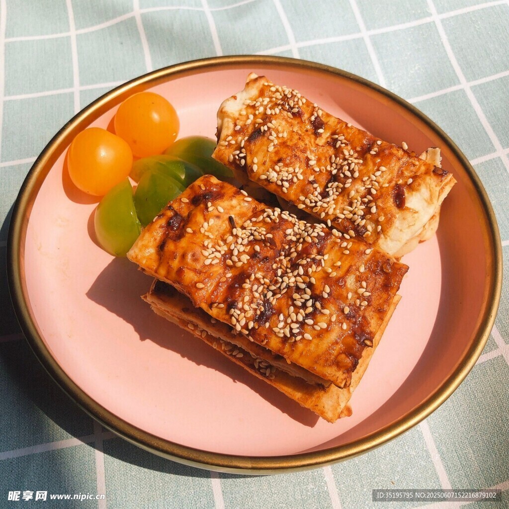 美味芝麻糕點(diǎn)擺于粉盤(pán)