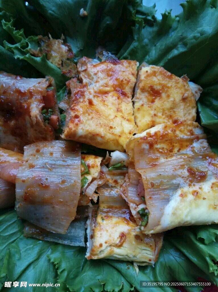 美味烤物擺于翠綠菜葉上