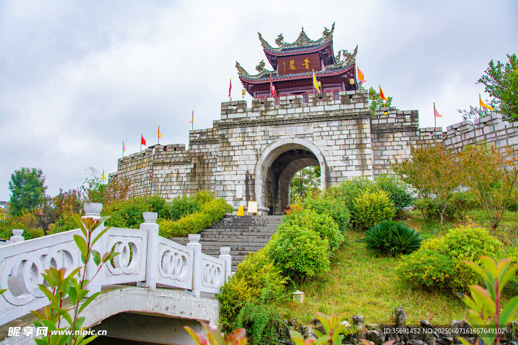 古橋旁的中式古建筑景觀