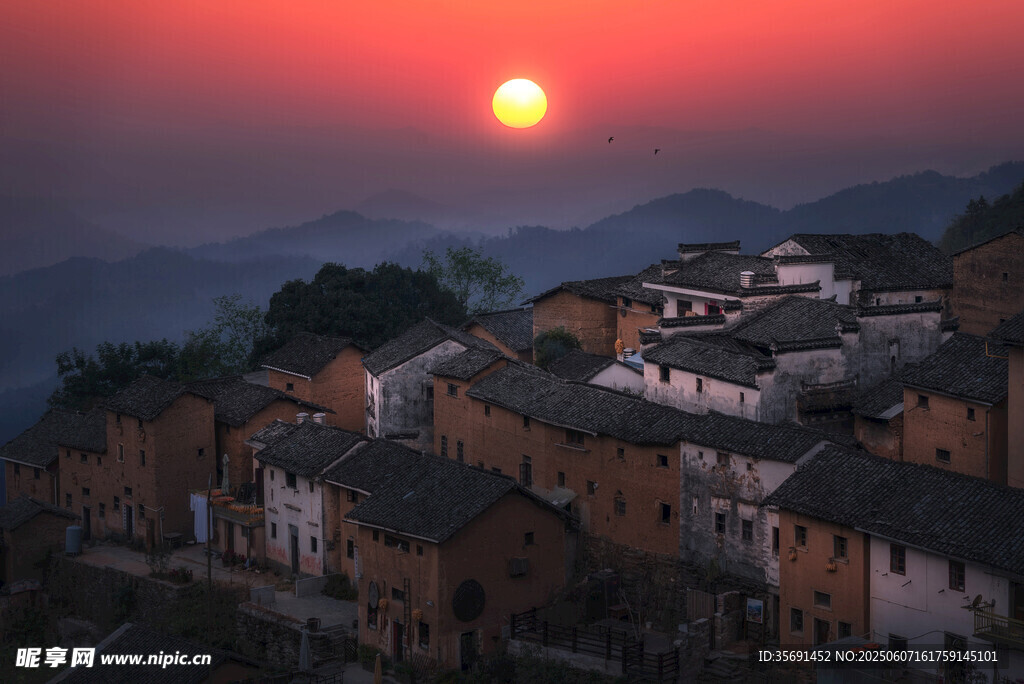 夕陽(yáng)下的古樸村落