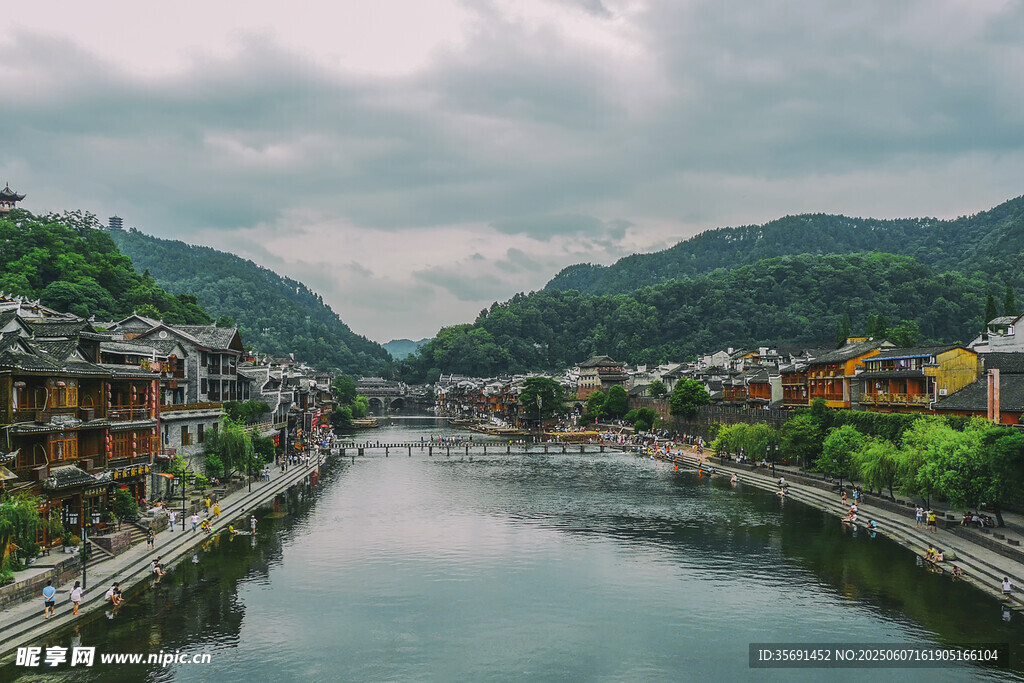 河畔古村美景