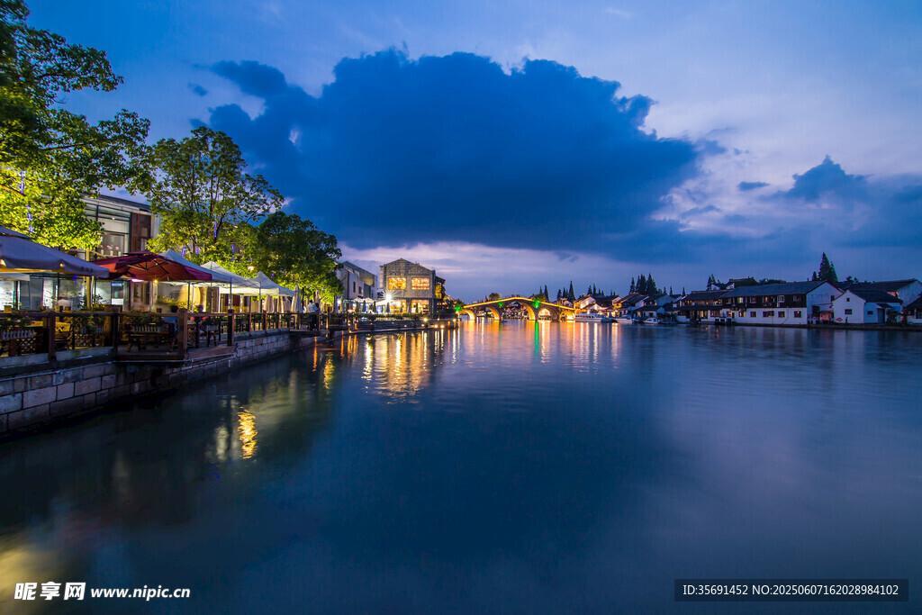 河畔夜景 城市靜謐風(fēng)光