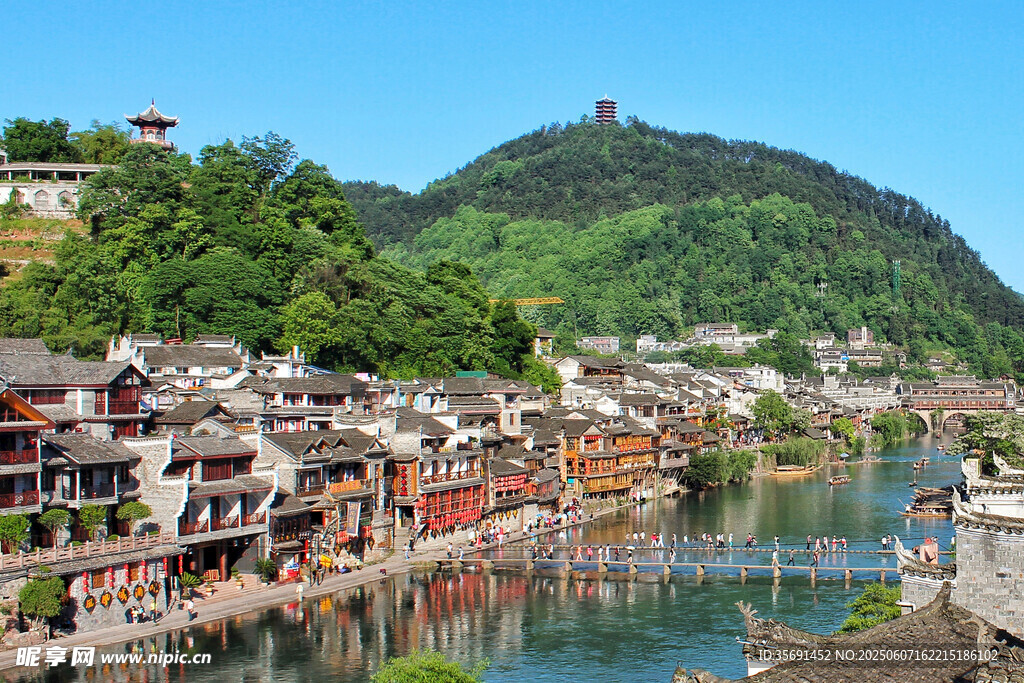 江邊古村落美景