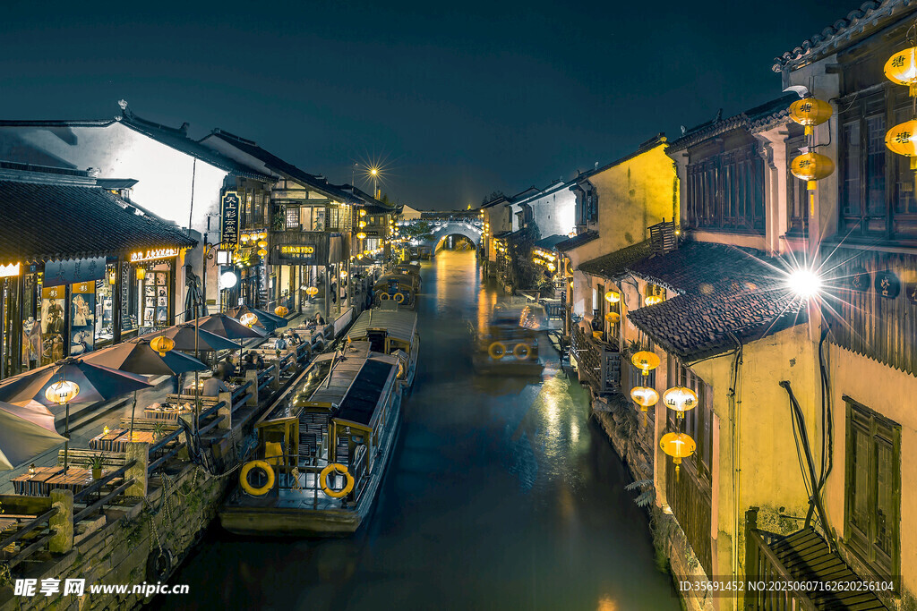 水鄉夜景燈火璀璨的河道
