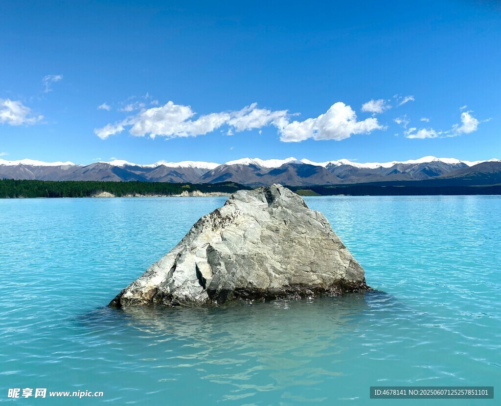 湖中小石 藍天碧水美景
