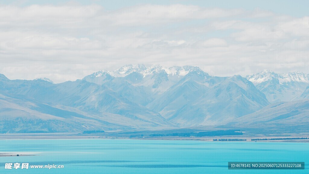 藍色湖泊與遠處雪山美景