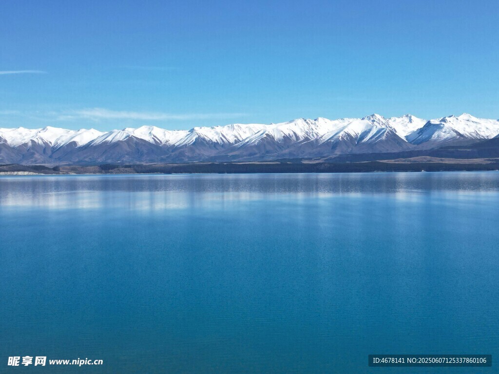 湛藍湖水映襯雪山美景
