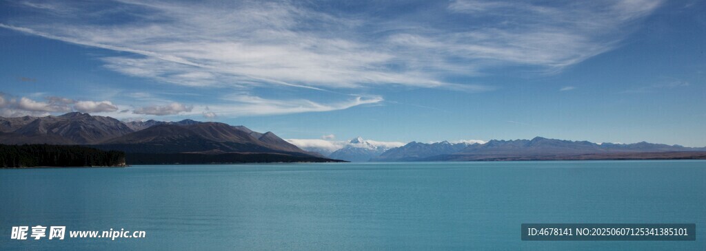 美麗湖景與遠處山巒