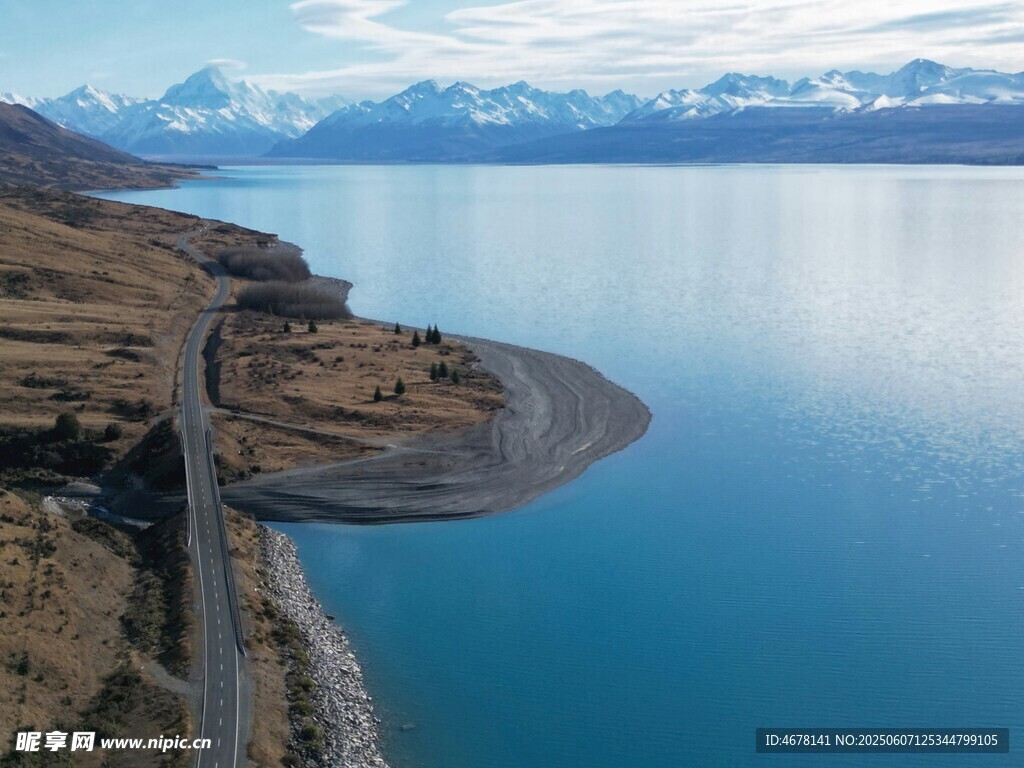 湖畔公路與遠處雪山美景