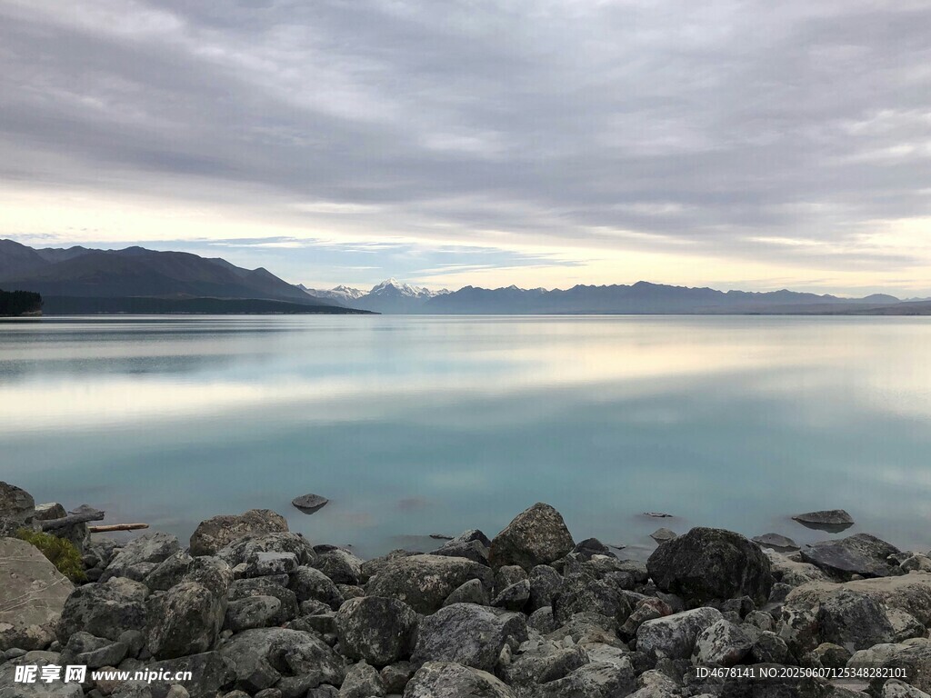 寧?kù)o湖畔的巖石與波光